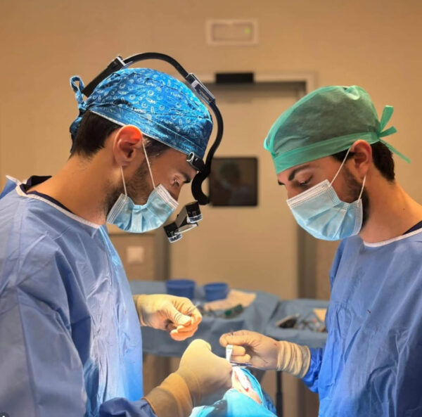 Dr. Mis y el Dr. Prat realizando rinoplastia secundaria en barcelona